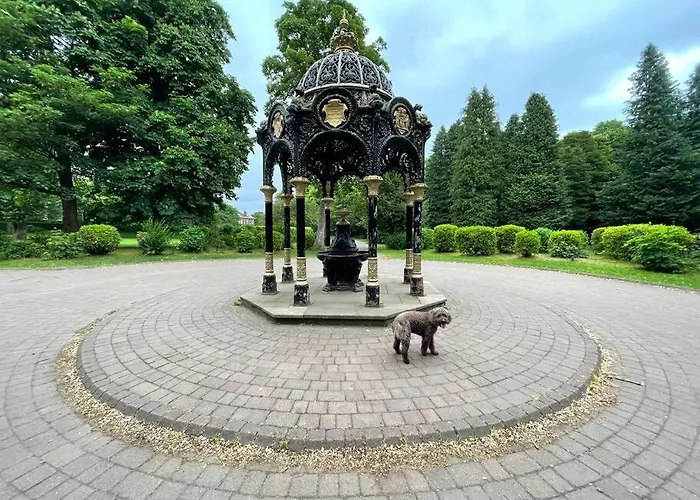 Traditional Close To Centre & Hampden *