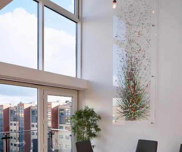 Centre With Free Secure Underground Parking * グラスゴー