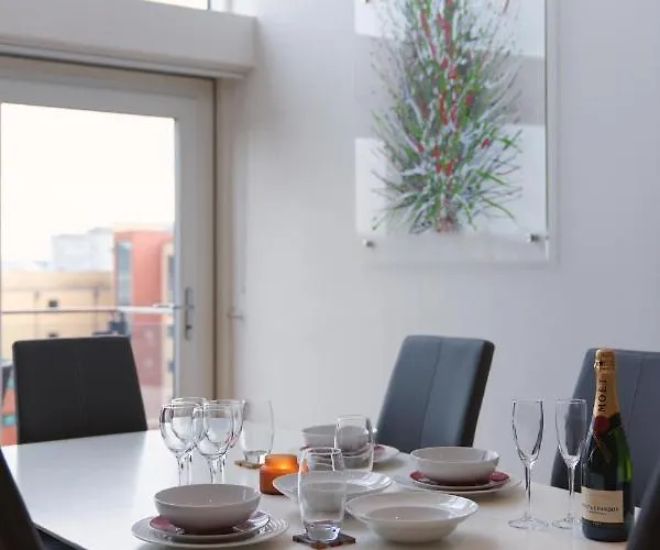 Centre With Free Secure Underground Parking * グラスゴー