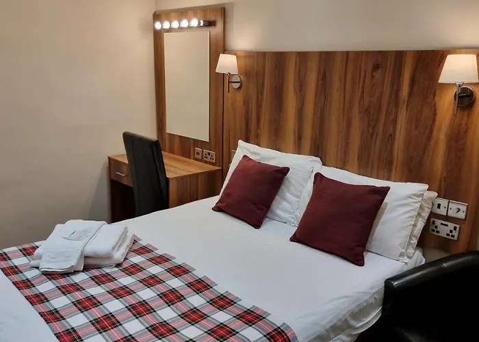 The Hampton Court 3*