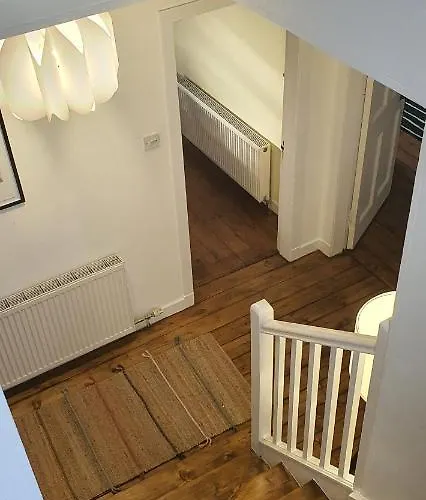 Large 3 Bed West End Free Parking & Electric Vehicle Point