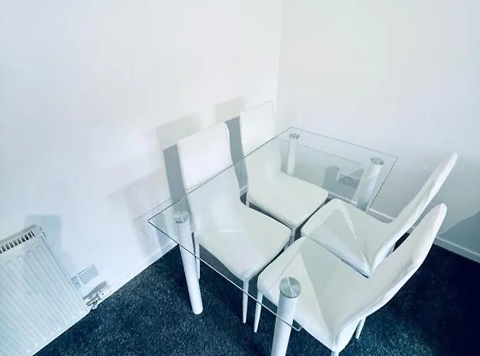 Modern 2 Bedroom With Free Parking Lägenhet