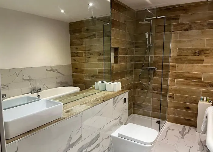 West End -stunning, 2 Bedroom, Main Door Flat With Private Parking شقة *