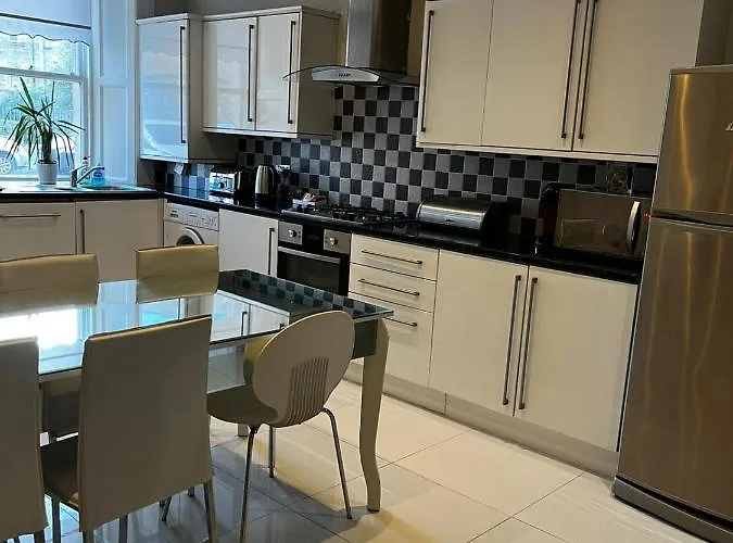 West End -stunning, 2 Bedroom, Main Door Flat With Private Parking شقة غلاسغو