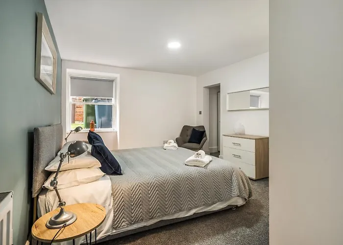 Renfrew 4-bed Flat Holiday home