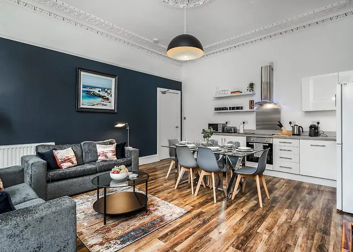 Renfrew 4-bed Flat *