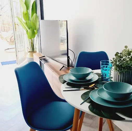 Beautiful 2bed House With Garden, Walking Distance To Town - Free Parking *