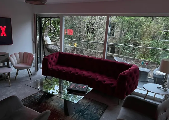 Designer House - Of / 'hillhead' West End G12 - Luxurious & Contemporary Detached House / Terrace / Garden / 'electric Car Charging' Garage Parking *