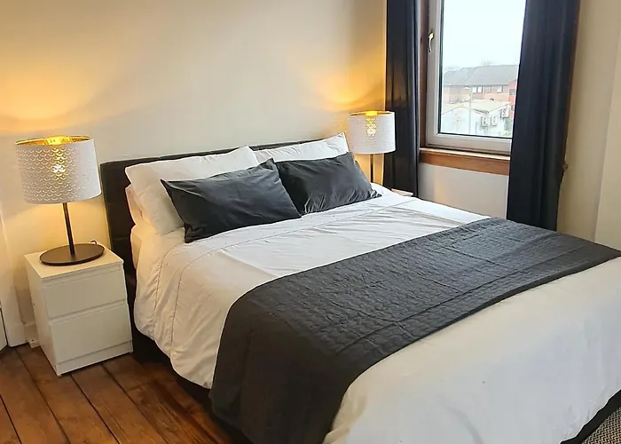 Large 3 Bed West End Free Parking & Electric Vehicle Point *