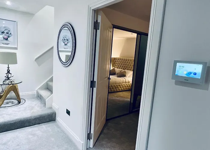 Designer House - Of / 'hillhead' West End G12 - Luxurious & Contemporary Detached House / Terrace / Garden / 'electric Car Charging' Garage Parking グラスゴー