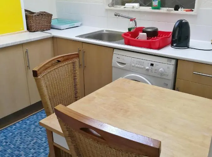 Πανσιόν A Double Bedroom Near Centre Not In Great Condition Suitable For Short