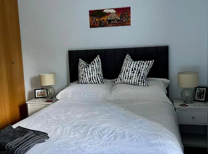 Beautiful Double In Idyllic West End Townhouse