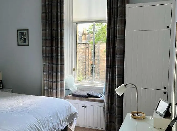 ホームステイ Beautiful Double In Idyllic West End Townhouse