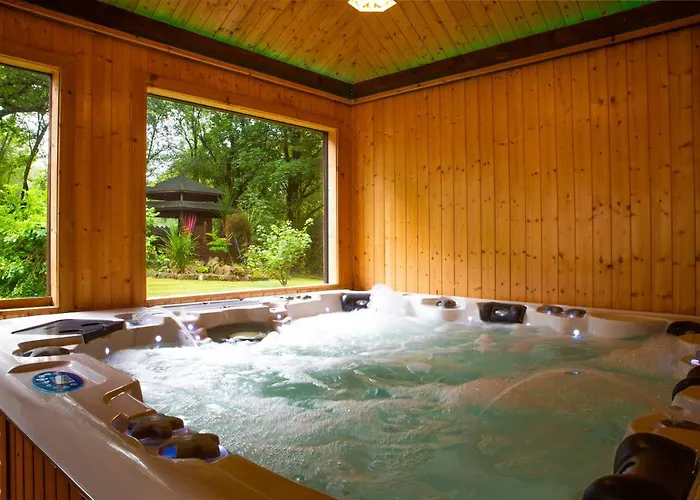 Stunning 4-bedroom With Hot Tub & Sauna Near Loch Lomond 别墅