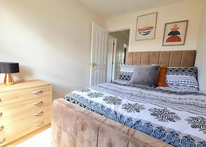 Дом отдыха Homely Three Bed In