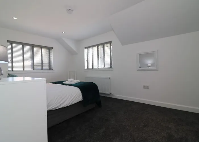 Signature - Railway House 5 Bed *