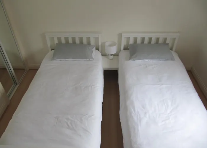 Cozy Off Road 2 Bedroom With Free Wi-fi And Private Parking