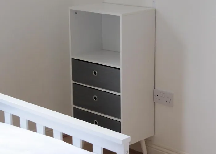 Cozy Off Road 2 Bedroom With Free Wi-fi And Private Parking *