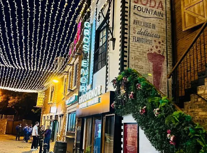 Designer House - Of / 'hillhead' West End G12 - Luxurious & Contemporary Detached House / Terrace / Garden / 'electric Car Charging' Garage Parking *