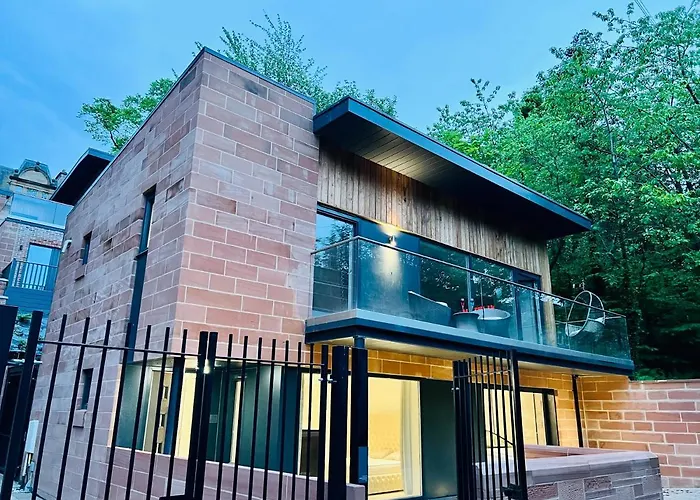 Designer House - Of / 'hillhead' West End G12 - Luxurious & Contemporary Detached House / Terrace / Garden / 'electric Car Charging' Garage Parking