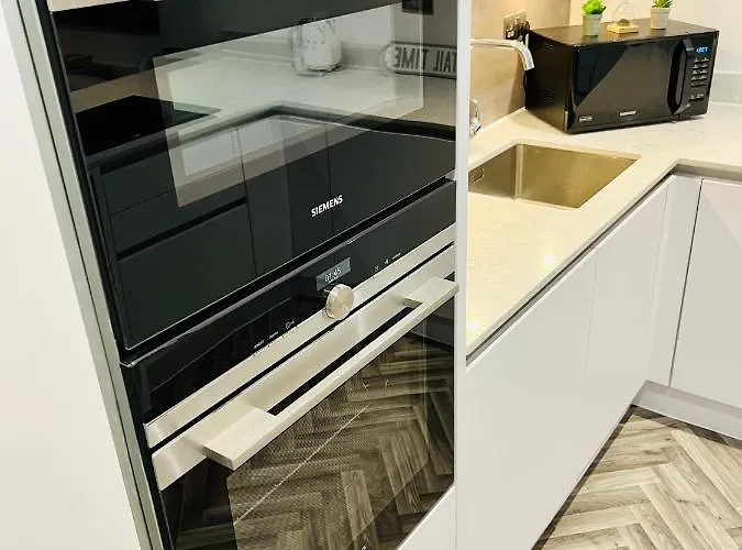 Designer House - Of / 'hillhead' West End G12 - Luxurious & Contemporary Detached House / Terrace / Garden / 'electric Car Charging' Garage Parking *