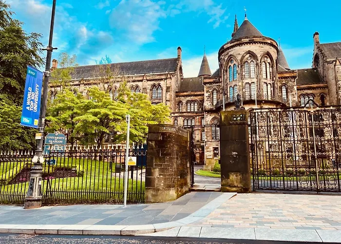 ヴィラ Designer House - Of / 'hillhead' West End G12 - Luxurious & Contemporary Detached House / Terrace / Garden / 'electric Car Charging' Garage Parking グラスゴー