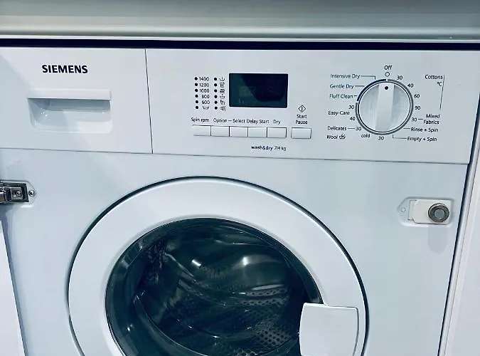 Designer House - Of / 'hillhead' West End G12 - Luxurious & Contemporary Detached House / Terrace / Garden / 'electric Car Charging' Garage Parking グラスゴー