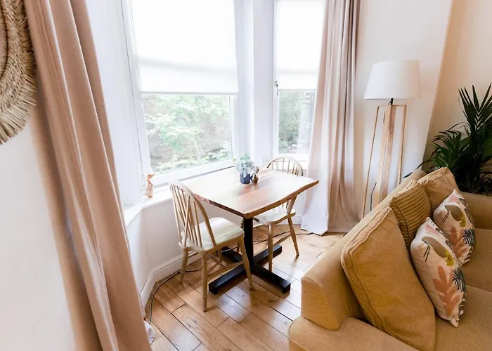 West End Kelvingrove Park Museum - Pass The Keys グラスゴー