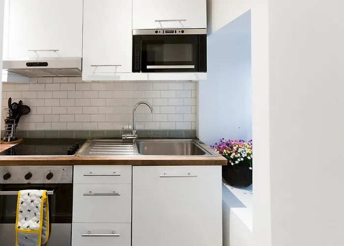 West End Kelvingrove Park Museum - Pass The Keys Glasgow