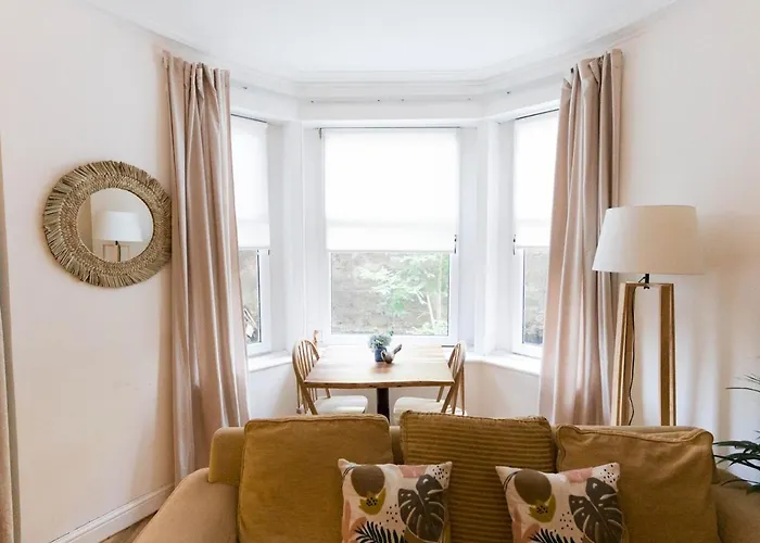 West End Kelvingrove Park Museum - Pass The Keys グラスゴー