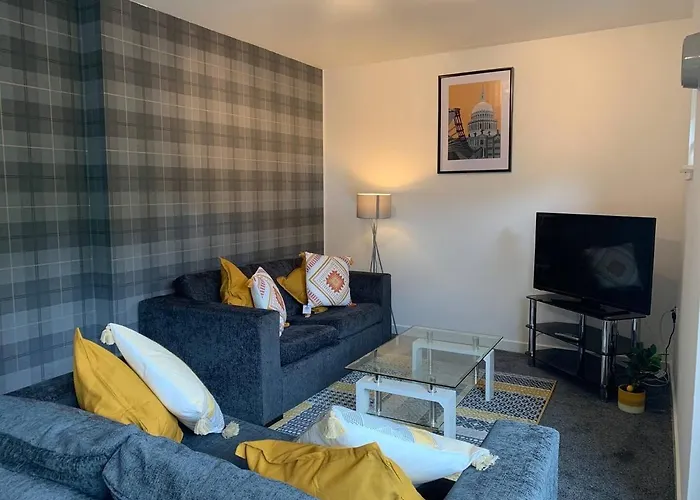 Modern 2 Bedroom Flat With Free Parking In Cambuslang, شقة