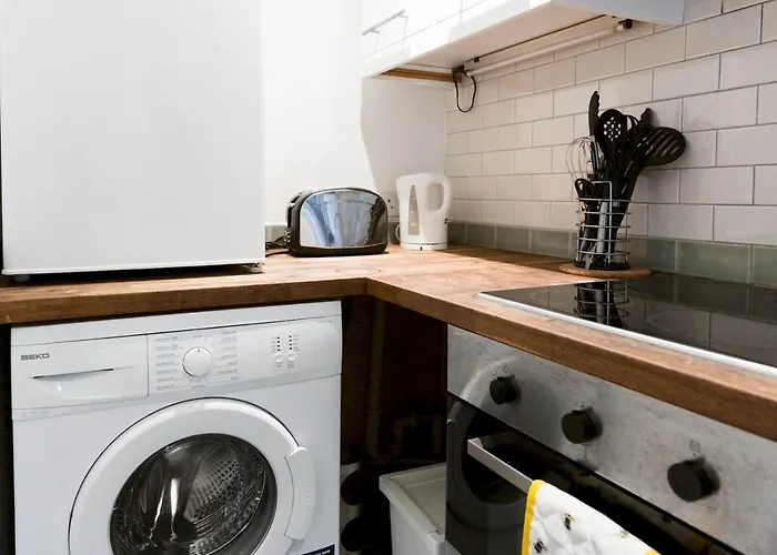 West End Kelvingrove Park Museum - Pass The Keys グラスゴー