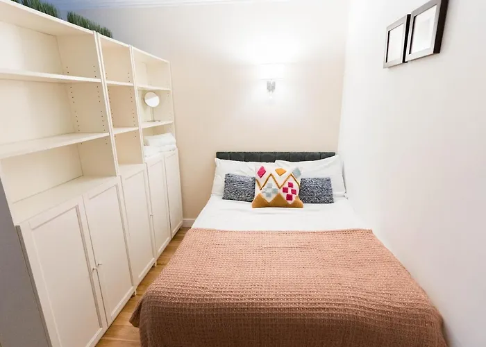 West End Kelvingrove Park Museum - Pass The Keys グラスゴー