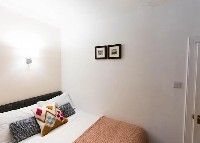 West End Kelvingrove Park Museum - Pass The Keys *