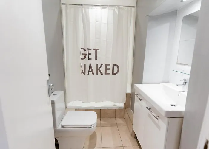 West End Kelvingrove Park Museum - Pass The Keys グラスゴー