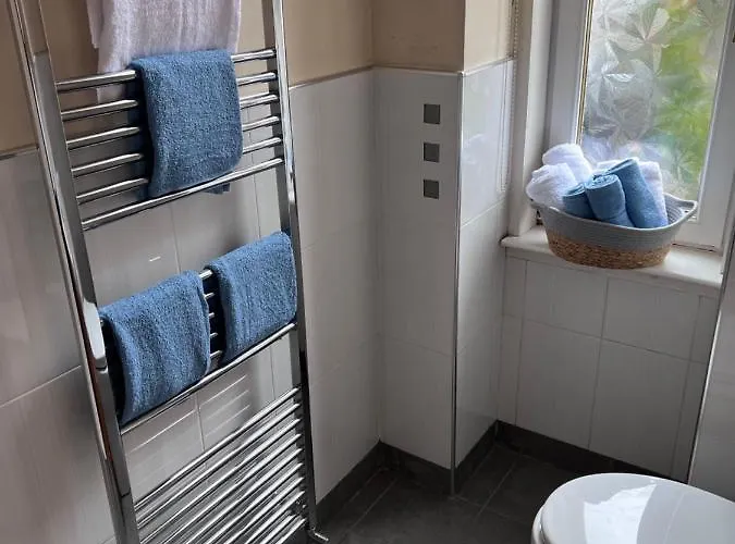 Victorian 3 Bedroom Main Door Flat, King Size Beds , Large * Glasgow