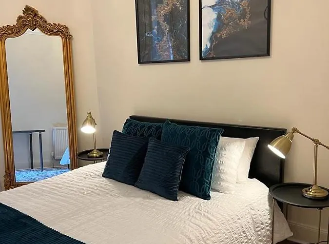 Apartamento Victorian 3 Bedroom Main Door Flat, King Size Beds , Large *