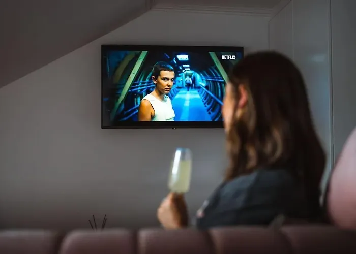 The West End Loft - 5* Retreat - Private Parking!