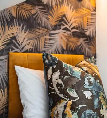 The West End Loft - 5* Retreat - Private Parking! *