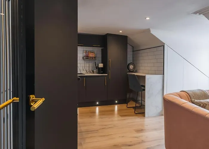 The West End Loft - 5* Retreat - Private Parking! Apartment *