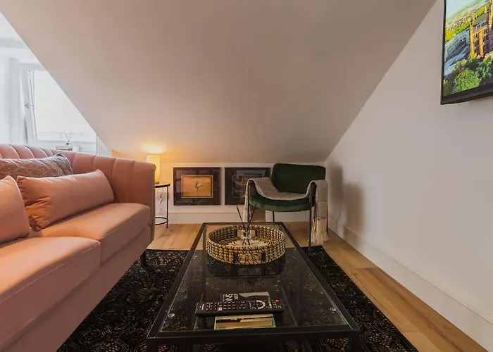 The West End Loft - 5* Retreat - Private Parking! Apartment