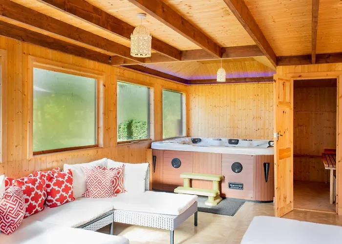 Stunning 4-bedroom With Hot Tub & Sauna Near Loch Lomond 别墅 格拉斯哥