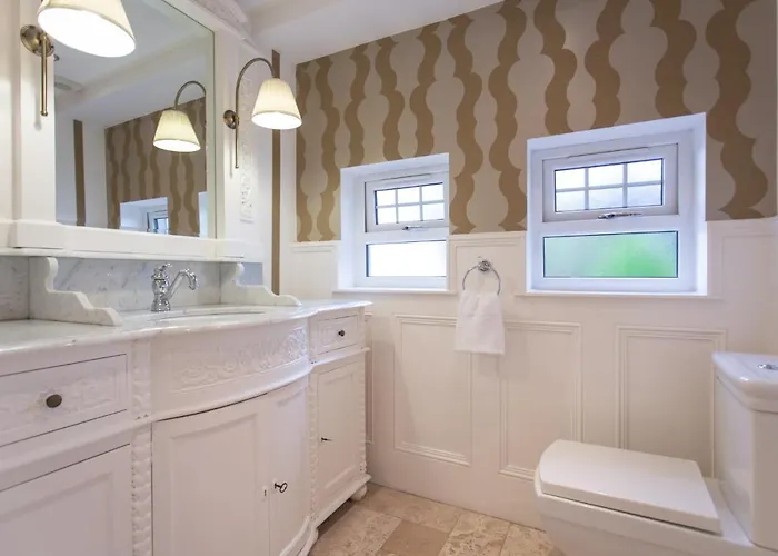 Stunning 4-bedroom With Hot Tub & Sauna Near Loch Lomond 别墅 *