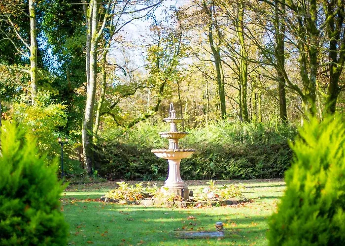 Stunning 4-bedroom With Hot Tub & Sauna Near Loch Lomond