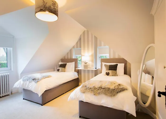 Stunning 4-bedroom With Hot Tub & Sauna Near Loch Lomond 别墅