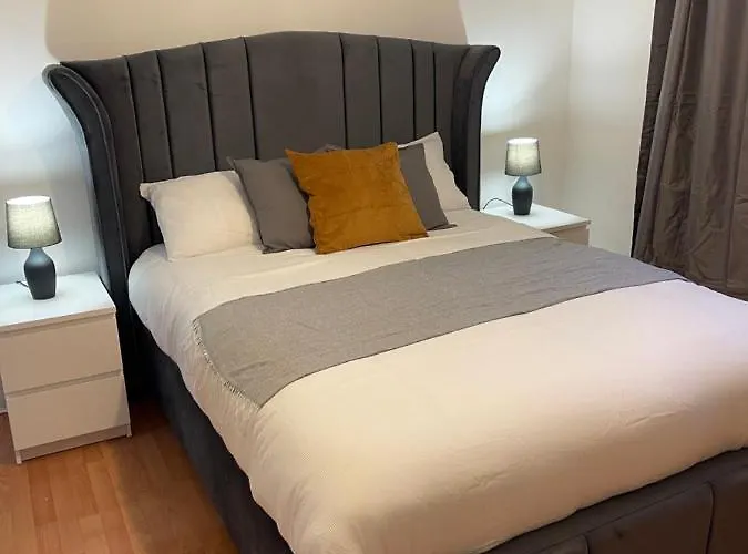 Entire 2 Bedroom Beautiful Newly Furnished Flat *