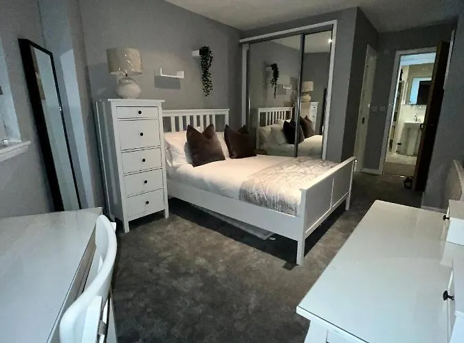 Glas Go Executive 2-bedroom Near Ovo Hydro Free Parking *