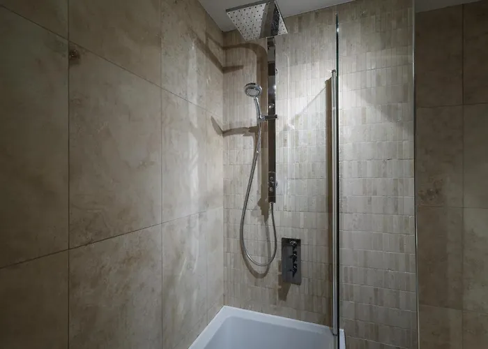 2 Bed In Great Location 15-20 Minutes Walk To Sec