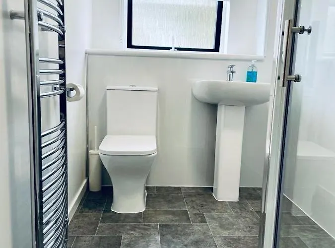 Modern 2 Bedroom With Free Parking Apartment