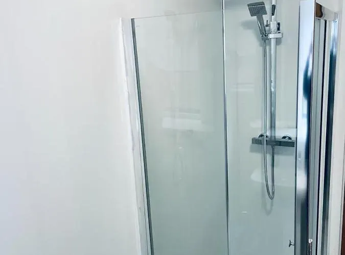 Modern 2 Bedroom With Free Parking Lägenhet *